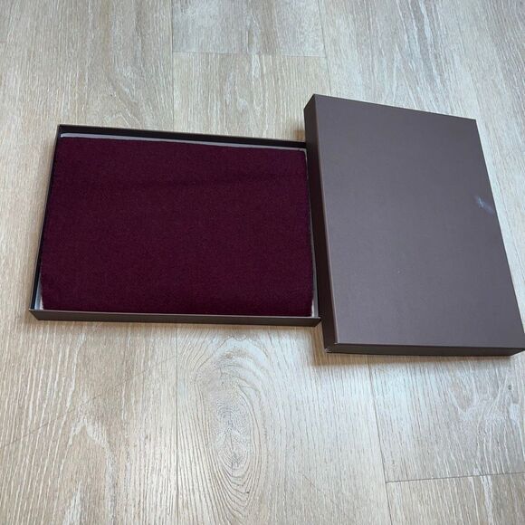 Italian Woollen Treasures, 100% Wool Made in Italy Fringed Scarf Burgundy - Picture 8 of 10